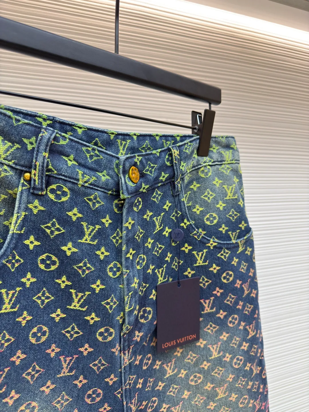 LOUIS VUITTON gradient jacquard denim shorts ●Authentic product: purchased and developed at 16900 ●Item number: 1680135-B30 ●Fabric: denim fabric ●Technology: jacquard gradient production ●Version: fitted version ●Weight: about 640 grams ●Size: 30-31-32-33 ●Description: The fabric is made of 10s*7s combed cotton denim, matched with 60s twill Tencel cotton lining, purchased Y version color matching, ordered and dyed 4 color weft yarns, referring to the Y version color gradient level, single color yarn hand-numbered fabric organization, 1:1 restoration of pattern painting jacquard device, weft yarn is made of 100% cotton yarn, the fabric is woven with a rapier jacquard machine, purely hand-made single-piece cutting, front and rear trouser waistbands are all It is cut with positioning flowers. The two patch pockets on the back are made of restored flowers. All the trousers hanging ears have the Presbyopia logo in the middle. The triangular hanging ears on the back are made of round flowers on the bottom. The upper two flowers are completely symmetrical and centered, and the details are directly filled out. For the washing process, the plastic sealing film material is used to open the mold and position it. Nine positions are manually sprayed twice for coloring. During this period, the coloring time of the horse must be strictly controlled. If the time is too long, the color will be too dark. If the Y-version effect cannot be achieved, workers must operate quickly and accurately, and then rinse and solidify the color in the later stage. The back waistband is affixed with a cowhide two-layer embossed leather tag, with the brand logo made of rose gold and white copper. The zipper is made of 2# long puller and closed tail zipper made of bronze. The waist button is made of electroplated antique gold and white copper I-shaped plate. The overall wiring is straight and delicate, the fabric is comfortable and soft, and the color is consistent without color difference. It can be matched with the same style to create a fashionable look and control various occasions. Customized accessories, complete with three standards, same style for men and women!